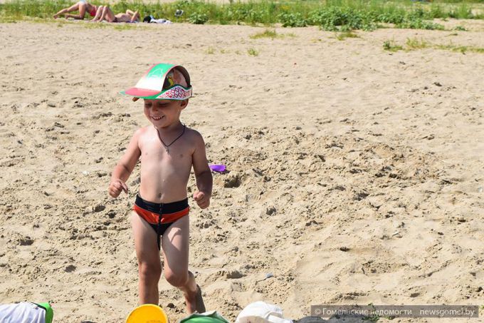 Активисты БРСМ провели на пляже Любенского озера акцию «Летний патруль»