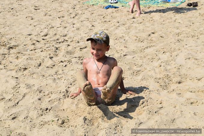 Активисты БРСМ провели на пляже Любенского озера акцию «Летний патруль»