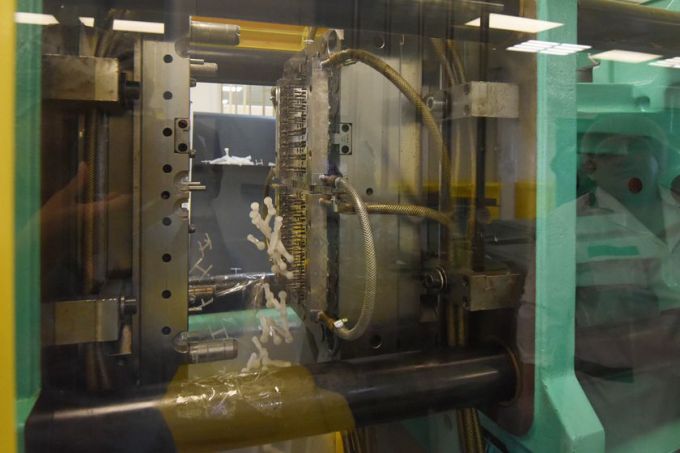 18 миллионов шприцев в месяц. На окраине Гомеля работает производство мирового уровня