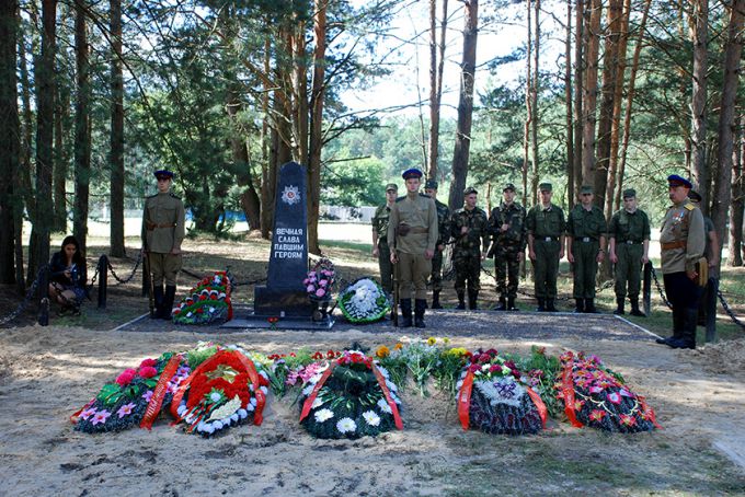 В последний путь с воинскими почестями. В Старых Дятловичах перезахоронили останки красноармейцев