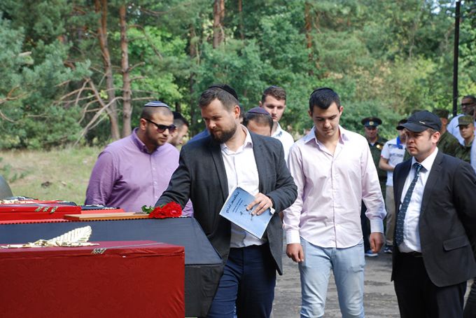 В последний путь с воинскими почестями. В Старых Дятловичах перезахоронили останки красноармейцев