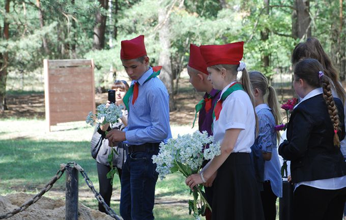 В последний путь с воинскими почестями. В Старых Дятловичах перезахоронили останки красноармейцев