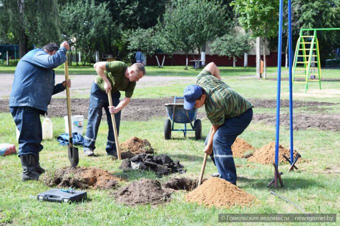 На улице Лазурной прошла акция по благоустройству придомовых территорий «Двор – забота общая», посвящённая 875-летию Гомеля