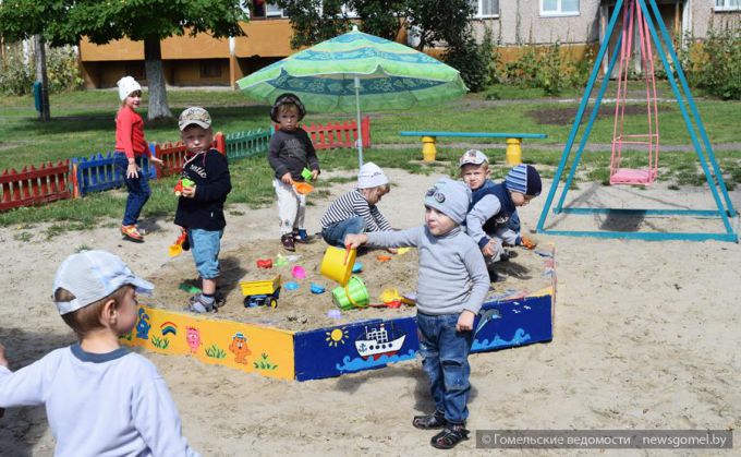 На улице Лазурной прошла акция по благоустройству придомовых территорий «Двор – забота общая», посвящённая 875-летию Гомеля