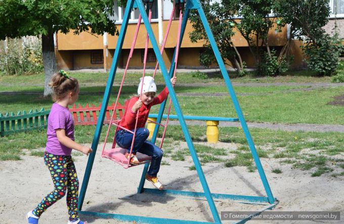 На улице Лазурной прошла акция по благоустройству придомовых территорий «Двор – забота общая», посвящённая 875-летию Гомеля