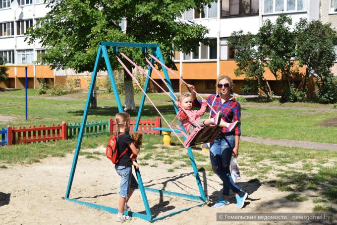 На улице Лазурной прошла акция по благоустройству придомовых территорий «Двор – забота общая», посвящённая 875-летию Гомеля