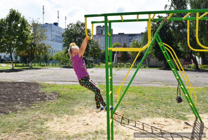 На улице Лазурной прошла акция по благоустройству придомовых территорий «Двор – забота общая», посвящённая 875-летию Гомеля