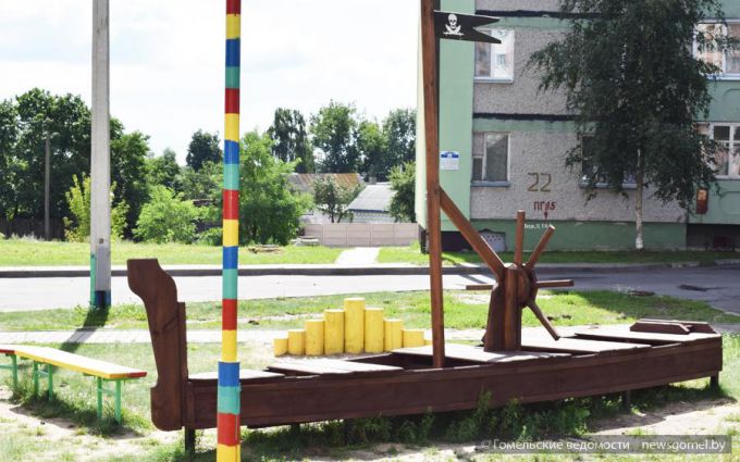 На улице Лазурной прошла акция по благоустройству придомовых территорий «Двор – забота общая», посвящённая 875-летию Гомеля