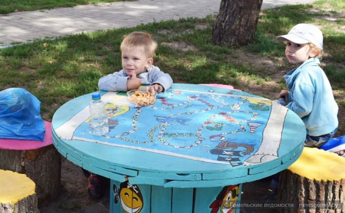 На улице Лазурной прошла акция по благоустройству придомовых территорий «Двор – забота общая», посвящённая 875-летию Гомеля