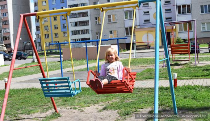 На улице Лазурной прошла акция по благоустройству придомовых территорий «Двор – забота общая», посвящённая 875-летию Гомеля