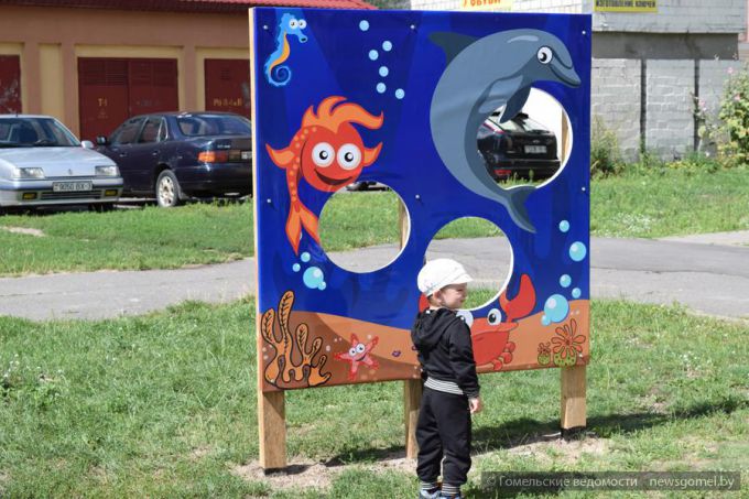 На улице Лазурной прошла акция по благоустройству придомовых территорий «Двор – забота общая», посвящённая 875-летию Гомеля