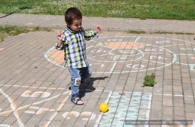 На улице Лазурной прошла акция по благоустройству придомовых территорий «Двор – забота общая», посвящённая 875-летию Гомеля