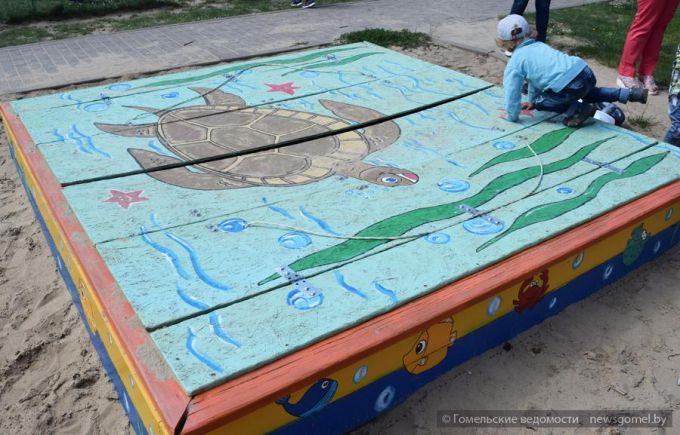 На улице Лазурной прошла акция по благоустройству придомовых территорий «Двор – забота общая», посвящённая 875-летию Гомеля