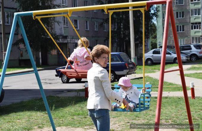 На улице Лазурной прошла акция по благоустройству придомовых территорий «Двор – забота общая», посвящённая 875-летию Гомеля