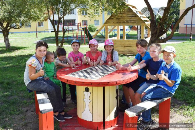 На улице Лазурной прошла акция по благоустройству придомовых территорий «Двор – забота общая», посвящённая 875-летию Гомеля