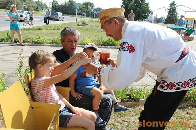 Медово-яблочный аромат: праздник пасечника и садовода прошел на Слонимщине