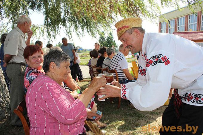 Медово-яблочный аромат: праздник пасечника и садовода прошел на Слонимщине
