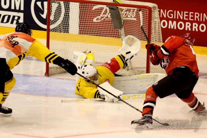 Битва характеров: «Неман» с победы стартовал в хоккейной Лиге Чемпионов