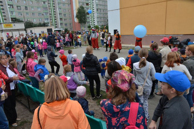 Куда приходит детство? Гомельчане благоустроили свой двор и организовали по этому случаю праздник