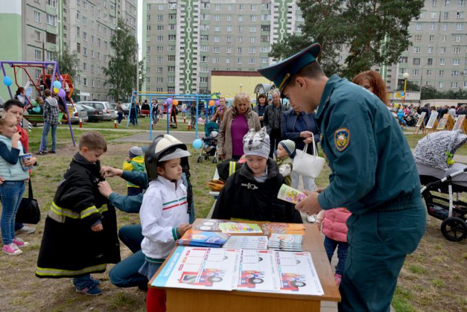 Куда приходит детство? Гомельчане благоустроили свой двор и организовали по этому случаю праздник