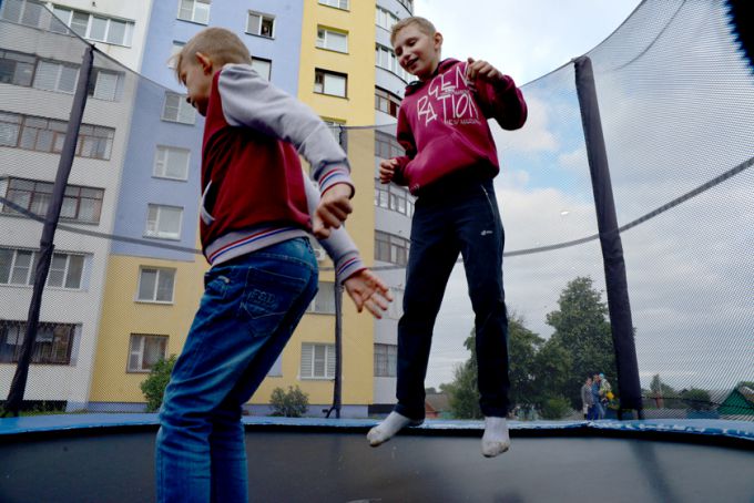 Куда приходит детство? Гомельчане благоустроили свой двор и организовали по этому случаю праздник