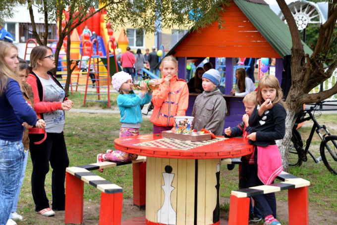 Куда приходит детство? Гомельчане благоустроили свой двор и организовали по этому случаю праздник