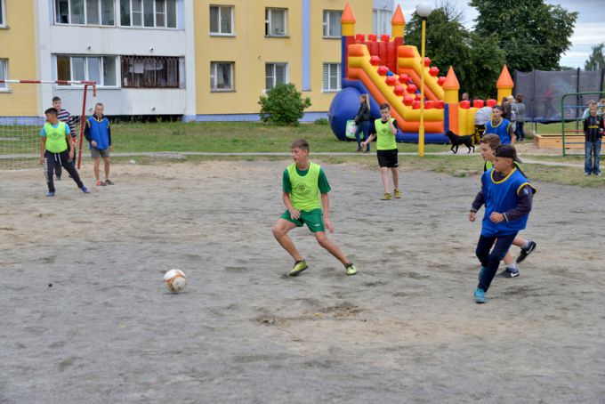 Куда приходит детство? Гомельчане благоустроили свой двор и организовали по этому случаю праздник