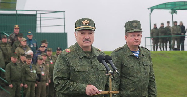 Александр Лукашенко наблюдает за ходом учения "Запад-2017" на полигоне Борисовский