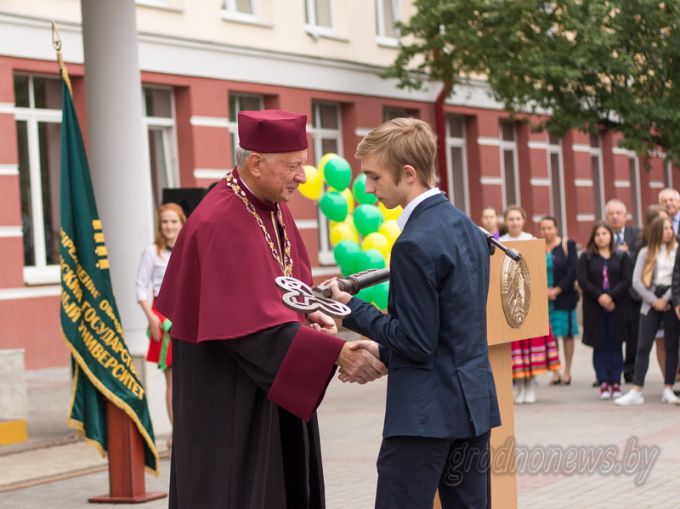 Звонок на урок. Более 110 тысяч школьников и 12 тысяч первоклашек сегодня начинают учебный год в Гродненской области