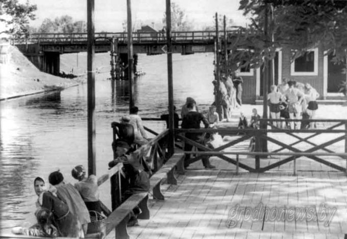 Новая жизнь канала Огинского. В Слониме толокой благоустраивают малый канал в парке