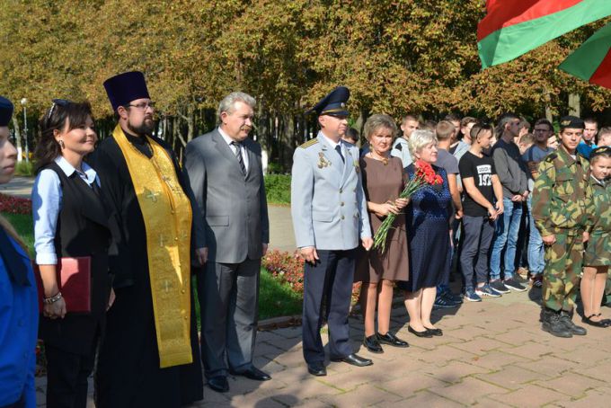 Плюс аллея. Памятный знак в честь годовщины образования Следственного комитета открыт в Фестивальном парке