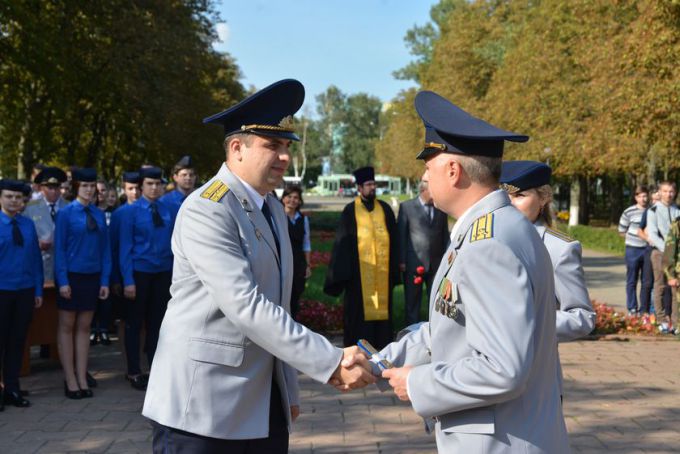 Плюс аллея. Памятный знак в честь годовщины образования Следственного комитета открыт в Фестивальном парке