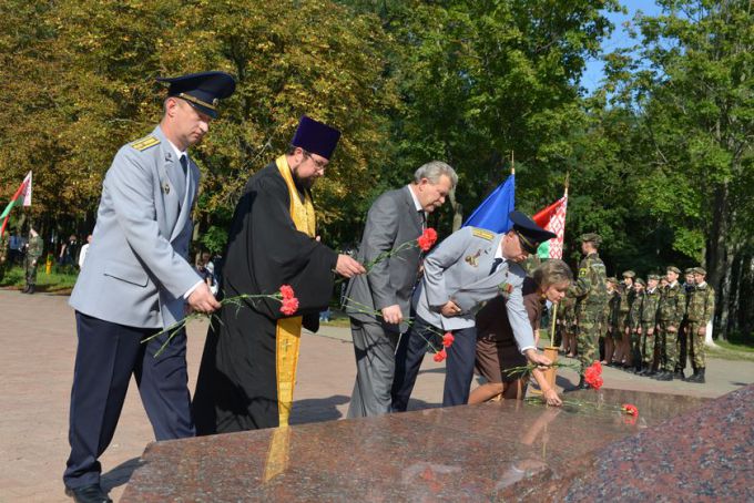 Плюс аллея. Памятный знак в честь годовщины образования Следственного комитета открыт в Фестивальном парке