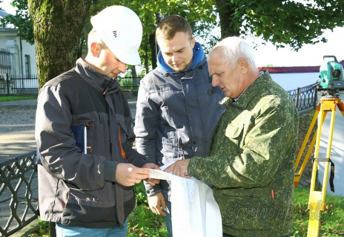 У стен Старого замка начались подготовительные работы к реставрации