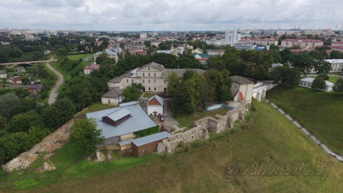 У стен Старого замка начались подготовительные работы к реставрации