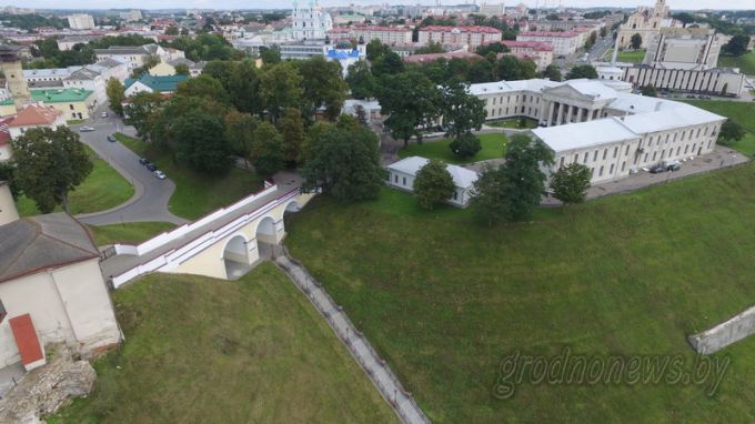 У стен Старого замка начались подготовительные работы к реставрации