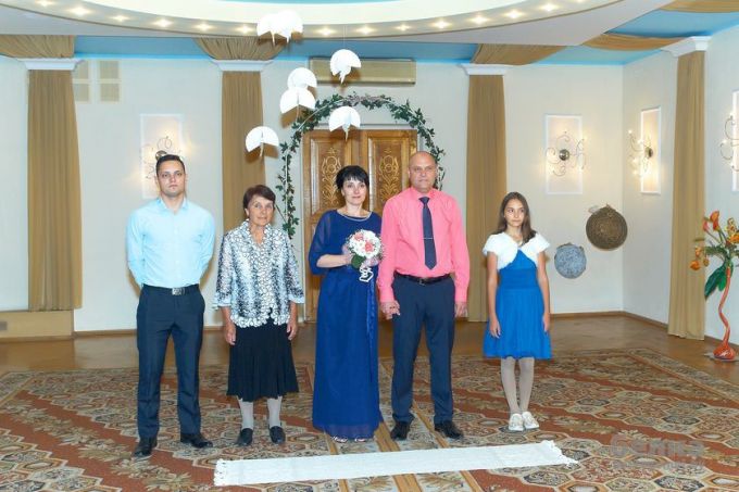 Букет невесты, робкое «да» и клятва верности. Семья Сивянковых через 25 лет снова оказалась в загсе