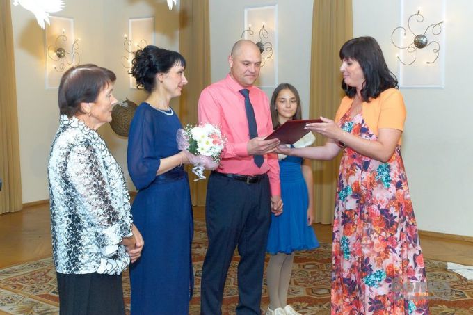Букет невесты, робкое «да» и клятва верности. Семья Сивянковых через 25 лет снова оказалась в загсе