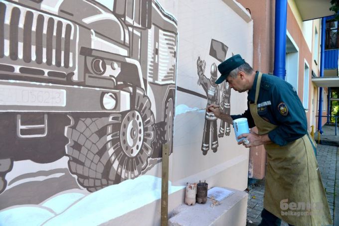 Фотофакт. В Гомеле появилось граффити с историей пожарной части