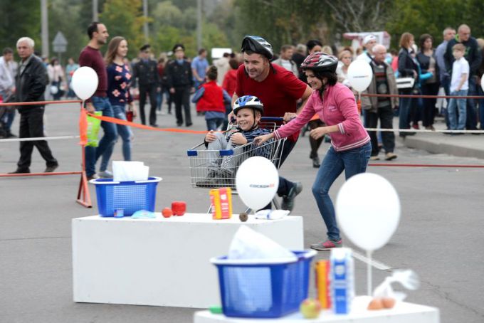 Экстремально, но по-соседски. Семья Калинкович выиграла гонки на торговых тележках