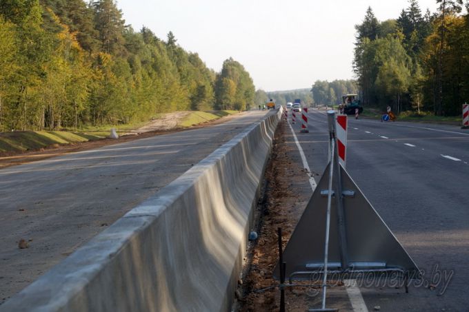 Магистраль без опасности. На щучинском участке реконструируемой трассы М6 впервые в Беларуси устраивают монолитные бетонные ограждения на разделительной полосе