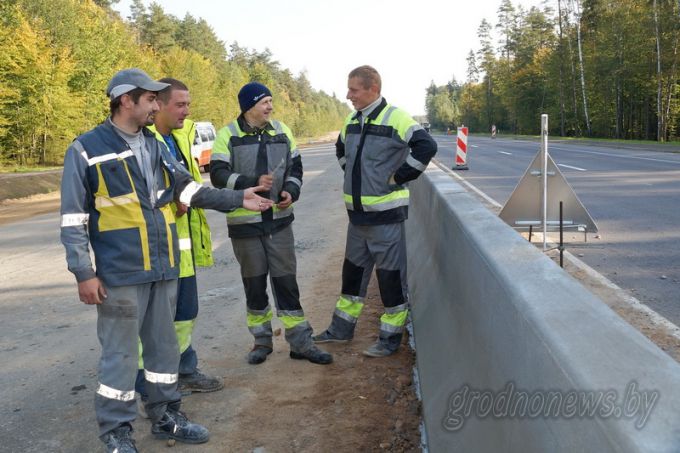 Магистраль без опасности. На щучинском участке реконструируемой трассы М6 впервые в Беларуси устраивают монолитные бетонные ограждения на разделительной полосе
