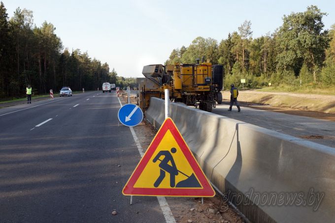 Магистраль без опасности. На щучинском участке реконструируемой трассы М6 впервые в Беларуси устраивают монолитные бетонные ограждения на разделительной полосе