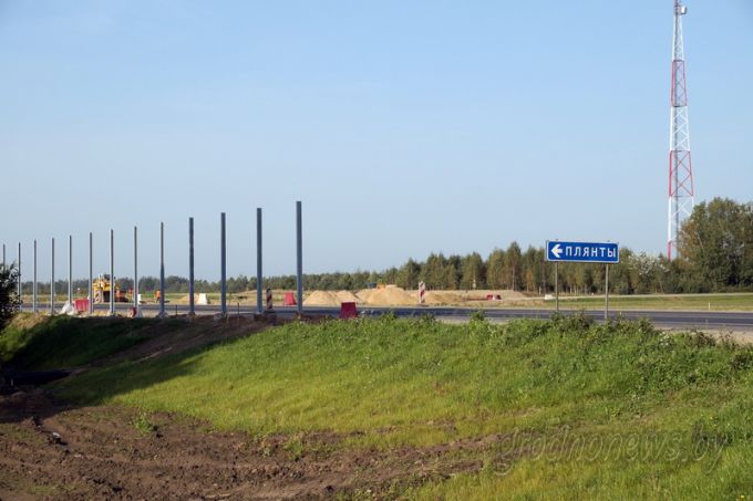 Магистраль без опасности. На щучинском участке реконструируемой трассы М6 впервые в Беларуси устраивают монолитные бетонные ограждения на разделительной полосе