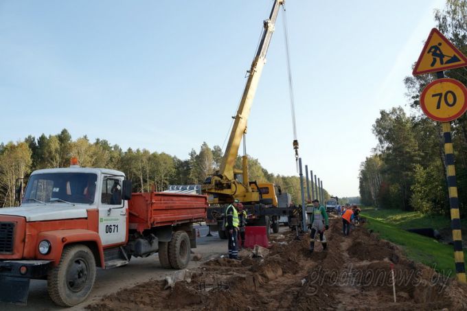 Магистраль без опасности. На щучинском участке реконструируемой трассы М6 впервые в Беларуси устраивают монолитные бетонные ограждения на разделительной полосе