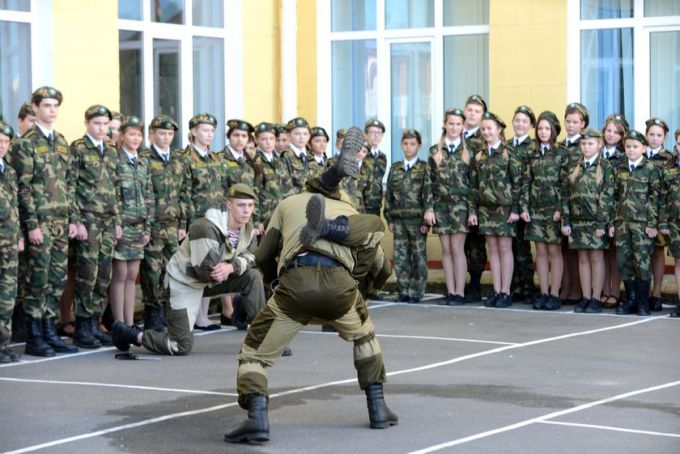 Кадеты средней школы №3 приняли присягу и почтили память Дмитрия Пенязькова