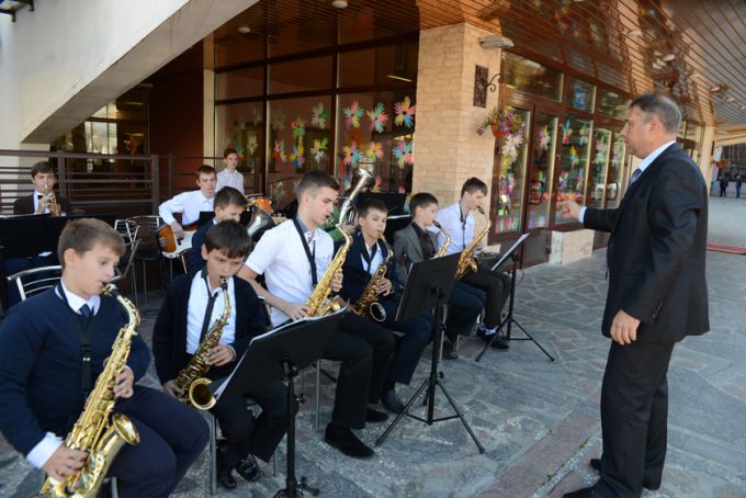 Фотофакт. Гомельских педагогов и ветеранов отрасли поздравили с Днём учителя