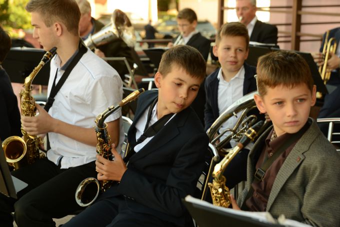 Фотофакт. Гомельских педагогов и ветеранов отрасли поздравили с Днём учителя