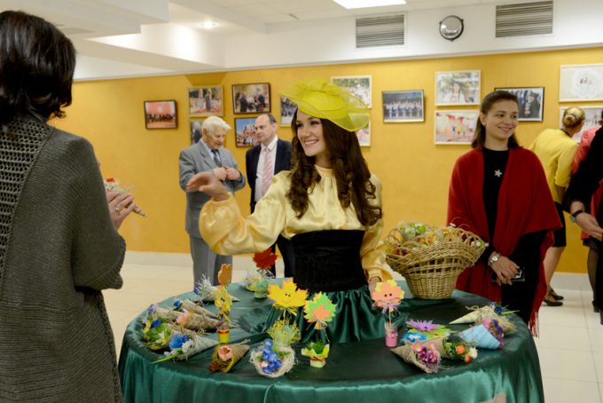Фотофакт. Гомельских педагогов и ветеранов отрасли поздравили с Днём учителя