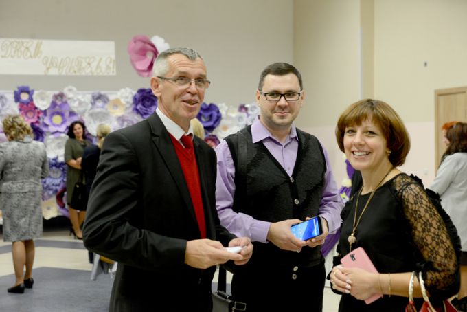 Фотофакт. Гомельских педагогов и ветеранов отрасли поздравили с Днём учителя